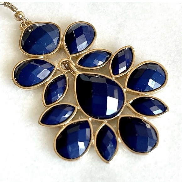 Royal Blue acrylic faceted and gold-tone chandelier raindrop earrings. - Picture 4 of 5